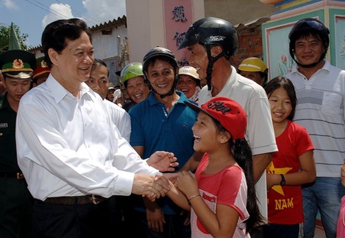 Thủ tướng Nguyễn Tấn Dũng dự Lễ khánh thành dự án cấp điện từ lưới điện quốc gia ra đảo Lý Sơn  - ảnh 2