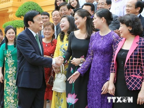 Chủ tịch nước Trương Tấn Sang gặp mặt đoàn đại biểu "Doanh nhân Việt Nam tiêu biểu" - ảnh 1