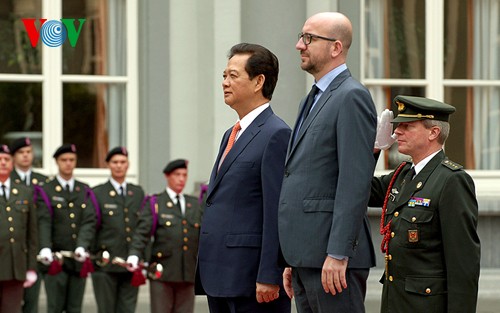 Thủ tướng Nguyễn Tấn Dũng hội đàm với tân Thủ tướng Vương quốc Bỉ Charles Michel - ảnh 2