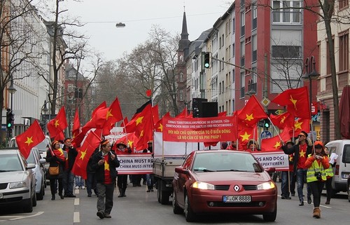 Người Việt tại Đức tuần hành phản đối hành động của Trung Quốc ở Biển Đông  - ảnh 1