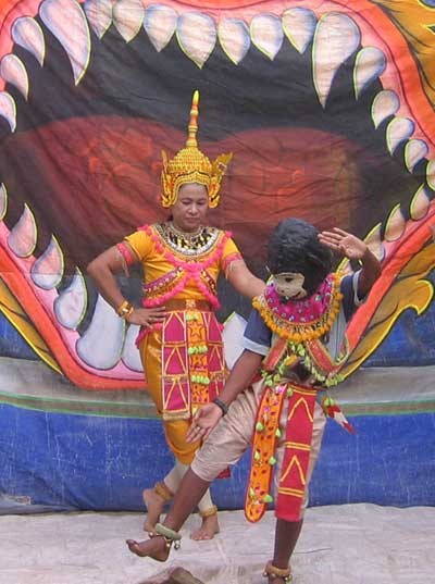 Nghệ thuật sân khấu của người Khmer là một nét văn hóa độc đáo của dân tộc. Rô băm là một trong những loại hình nghệ thuật sân khấu rất được ưa chuộng ở địa phương này. Hãy cùng khám phá hình ảnh đầy màu sắc và sống động về nghệ thuật sân khấu của người Khmer và những màn trình diễn Rô băm.