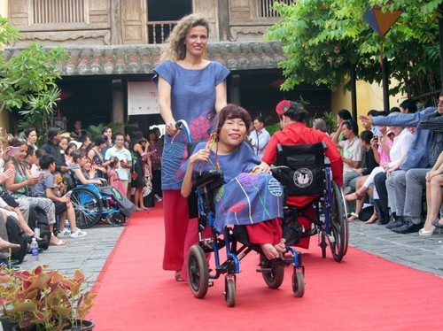 Chương trình thời trang “Tôi đẹp- Bạn cũng thế” khám phá vẻ đẹp của người phụ nữ khuyết tật - ảnh 7
