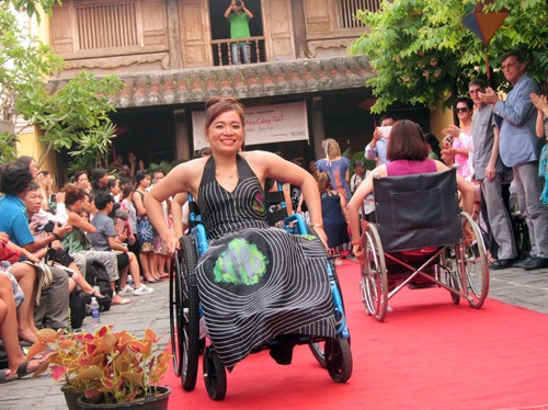 Chương trình thời trang “Tôi đẹp- Bạn cũng thế” khám phá vẻ đẹp của người phụ nữ khuyết tật - ảnh 9