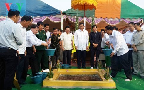 Campuchia xây dựng lại tượng đài Quân tình nguyện Việt Nam tại tỉnh Battambang - ảnh 1