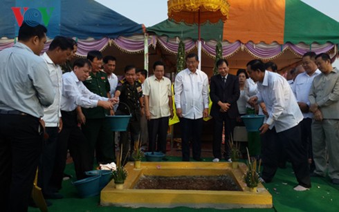 Campuchia xây dựng lại tượng đài Quân tình nguyện Việt Nam tại tỉnh Sihanoukville - ảnh 1
