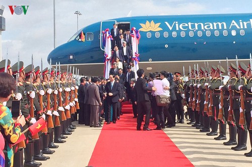 Chủ tịch nước Trần Đại Quang bắt đầu chuyến thăm cấp nhà nước tới CHDCND Lào - ảnh 1