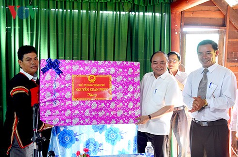 Thủ tướng Nguyễn Xuân Phúc thăm hỏi người dân tỉnh Đắc Lắk - ảnh 1