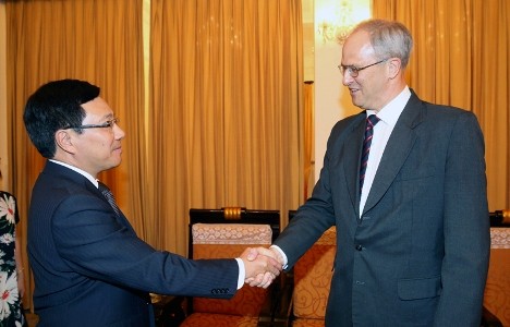 Phó Thủ tướng, Bộ trưởng Ngoại giao Phạm Bình Minh tiếp Đại sứ Campuchia và Đại sứ CHLB Bức - ảnh 2