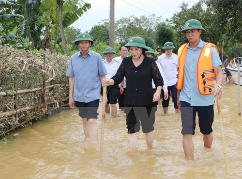 Cả nước chung tay giúp đỡ người dân miền Trung bị thiệt hại do mưa lũ - ảnh 1