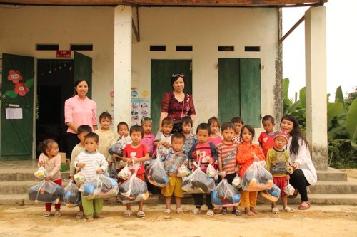 "Vì ta cần nhau" sẻ chia với những em nhỏ nơi vùng lũ Phìn Ngan, Lào Cai - ảnh 15