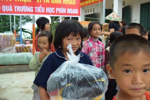 "Vì ta cần nhau" sẻ chia với những em nhỏ nơi vùng lũ Phìn Ngan, Lào Cai - ảnh 9