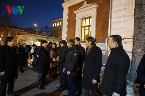Phó Thủ tướng Phạm Bình Minh thăm Đại sứ quán Việt Nam tại Liên bang Nga - ảnh 1
