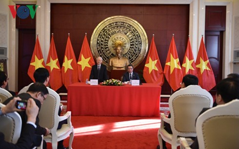 Tổng Bí thư Nguyễn Phú Trọng thăm Đại sứ quán Việt Nam tại Trung Quốc - ảnh 1