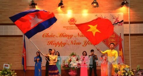 Cộng đồng người Việt Nam tại Campuchia và Algeria đón xuân Đinh Dậu 2017 - ảnh 1