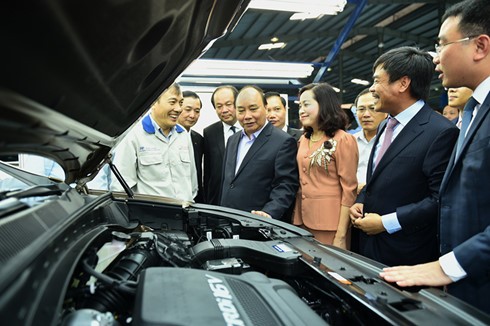 Thủ tướng Nguyễn Xuân Phúc thăm Nhà máy lắp ráp ô tô tại Ninh Bình - ảnh 1