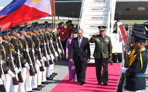 Thủ tướng đến Philippines bắt đầu chuyến tham dự Hội nghị cấp cao ASEAN lần thứ 30 - ảnh 1