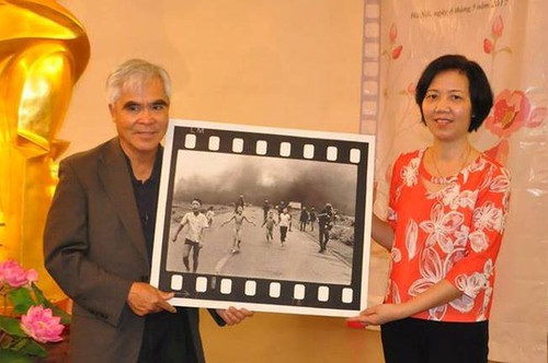 Nhiếp ảnh gia Nick Ut trao tặng bức ảnh “Em bé Napalm” cho Bảo tàng Phụ nữ Việt Nam - ảnh 1