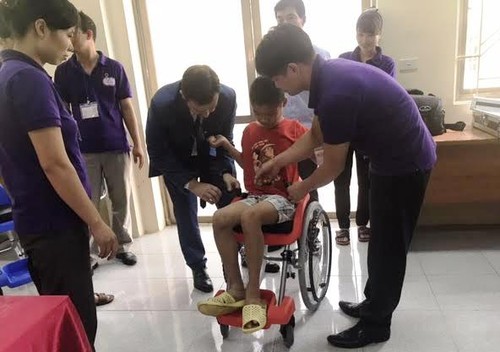Đại sứ quán Israel tại Việt Nam trao 100 chiếc xe lăn tặng trẻ em khuyết tật  - ảnh 1
