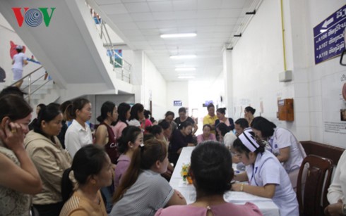 Bác sỹ Việt Nam khám sàng lọc ung thư miễn phí tại Lào - ảnh 2