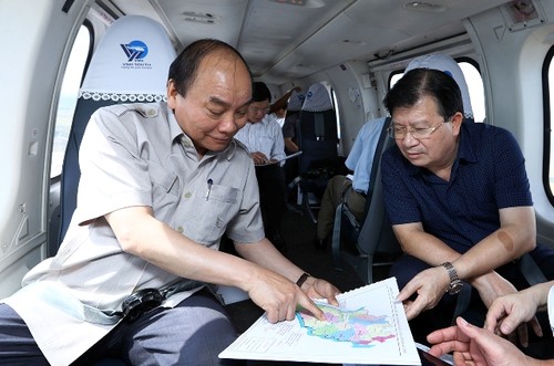 Thủ tướng Nguyễn Xuân Phúc thị sát tác động biến đổi khí hậu đối với vùng Đồng bằng Sông Cửu Long - ảnh 1