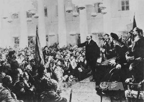 “Bản hùng ca Tháng Mười” diễn ra nhân kỷ niệm 100 năm Cách mạng Tháng Mười Nga - ảnh 1