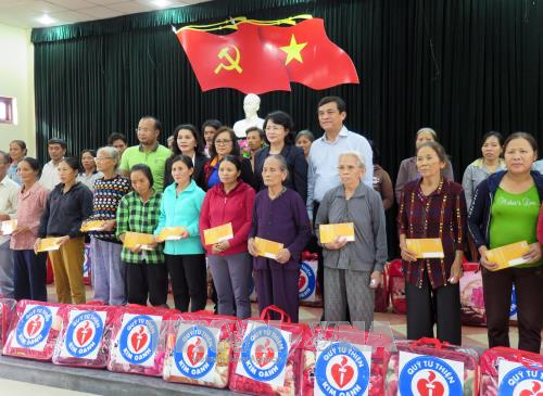 Phó Chủ tịch nước Đặng Thị Ngọc Thịnh thăm, tặng quà người dân tỉnh Quảng Nam - ảnh 1