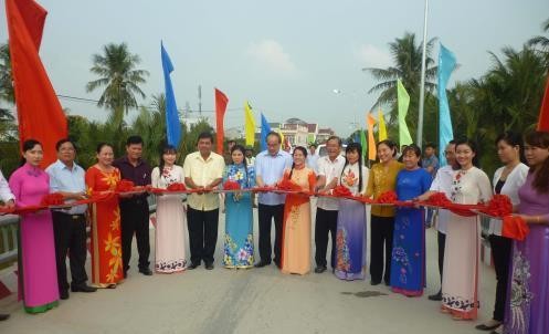 Bí thư Thành ủy Thành phố Hồ Chí Minh Nguyễn Thiện Nhân thăm, tặng quà hộ nghèo ở Trà Vinh  - ảnh 1