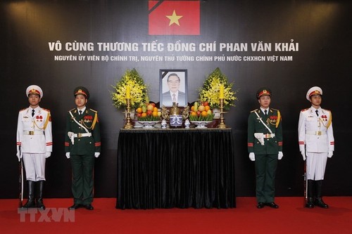Các đoàn đại biểu trong nước và quốc tế tiếp tục đến viếng nguyên Thủ tướng Phan Văn Khải - ảnh 1