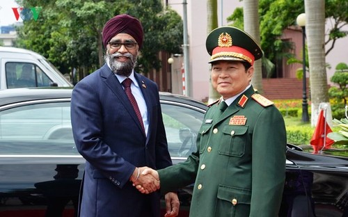 Bộ trưởng Bộ Quốc phòng Canada Harjit Singh Sajjan thăm chính thức Việt Nam  - ảnh 1