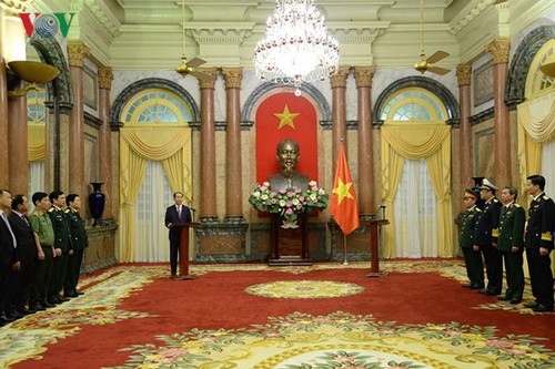 Chủ tịch nước Trần Đại Quang trao quyết định thăng quân hàm cho các sĩ quan cấp cao QĐND Việt Nam - ảnh 2
