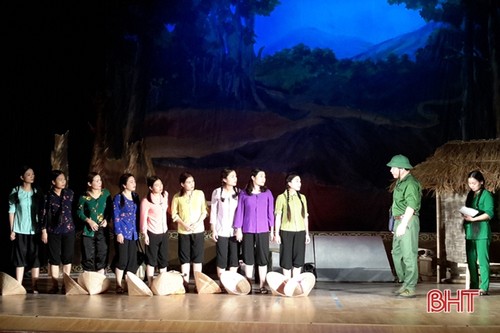Kỷ niệm 50 năm Chiến thắng Ngã ba Đồng Lộc: Lắng đọng đêm công diễn vở kịch “Khoảng trời con gái“ - ảnh 1