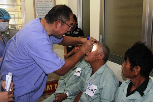 Quảng Ninh: Gần 140 bệnh nhân được phẫu thuật thay thủy tinh thể miễn phí - ảnh 1
