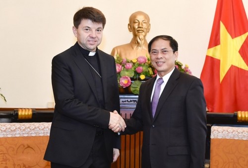 Đặc phái viên không thường trú của Tòa thánh tại Việt Nam chào xã giao Lãnh đạo Bộ Ngoại giao - ảnh 1