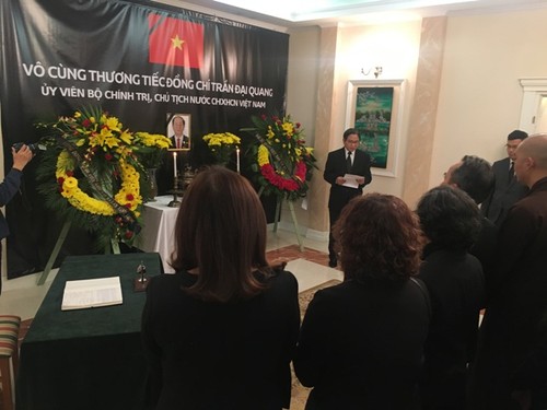 Tổng lãnh sự quán Việt Nam tại Thượng Hải và Đại sứ quán Việt Nam tại Ba Lan tổ chức lễ viếng Chủ tịch nước Trần Đại Quang - ảnh 2