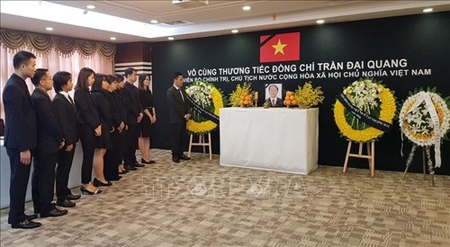 Tổng lãnh sự quán Việt Nam tại Thượng Hải và Đại sứ quán Việt Nam tại Ba Lan tổ chức lễ viếng Chủ tịch nước Trần Đại Quang - ảnh 1