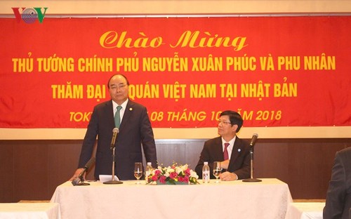 Thủ tướng Nguyễn Xuân Phúc thăm Đại sứ quán Việt Nam tại Nhật Bản - ảnh 2