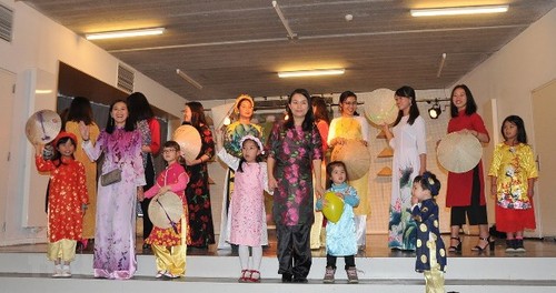 Trình diễn áo dài Ngày hội gia đình Việt Nam tại Bỉ - ảnh 1