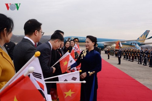 Chủ tịch Quốc hội thăm ĐSQ Việt Nam và gặp gỡ kiều bào tại Hàn Quốc - ảnh 1