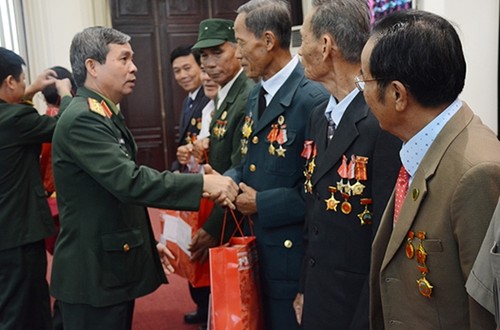 Bộ Quốc phòng gặp mặt Đoàn đại biểu người có công với cách mạng tỉnh Quảng Trị - ảnh 1