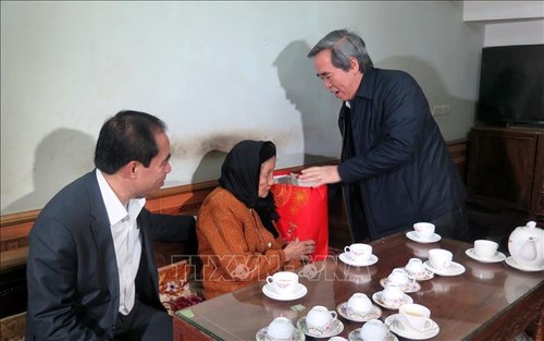 Trưởng Ban Kinh tế Trung ương Nguyễn văn Bình thăm và tặng quà gia đình chính sách tại Tuyên Quang, Hà Giang - ảnh 1