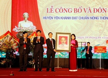 Phó Chủ tịch nước Đặng Thị Ngọc Thịnh trao bằng công nhận huyện Yên Khánh, tỉnh Ninh Bình đạt chuẩn nông thôn mới - ảnh 1