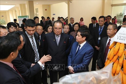 Phó Chủ tịch Đảng Lao động Triều Tiên thăm quan Viện Khoa học Nông nghiệp Việt Nam - ảnh 1