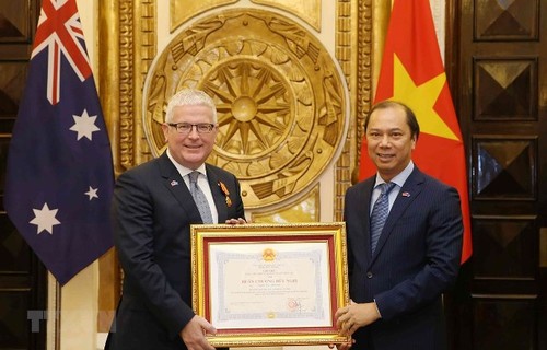 Trao tặng Huân chương hưu nghĩ cho Đại sứ Australia - ảnh 1