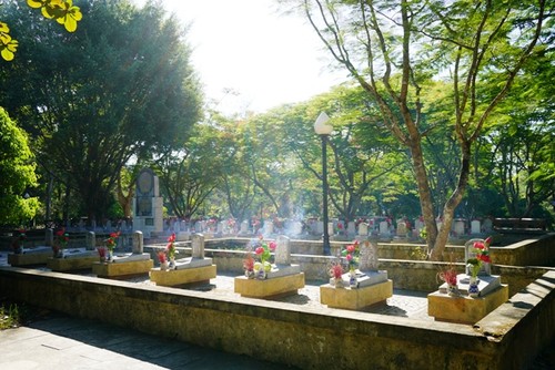 Thanh niên kiều bào dâng hương tưởng niệm các anh hùng liệt sĩ tại Nghĩa trang Liệt sĩ quốc gia Trường Sơn - ảnh 12