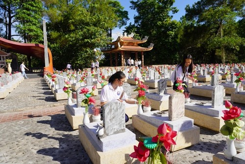 Thanh niên kiều bào dâng hương tưởng niệm các anh hùng liệt sĩ tại Nghĩa trang Liệt sĩ quốc gia Trường Sơn - ảnh 10