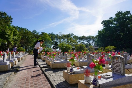 Thanh niên kiều bào dâng hương tưởng niệm các anh hùng liệt sĩ tại Nghĩa trang Liệt sĩ quốc gia Trường Sơn - ảnh 14