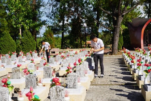Thanh niên kiều bào dâng hương tưởng niệm các anh hùng liệt sĩ tại Nghĩa trang Liệt sĩ quốc gia Trường Sơn - ảnh 16