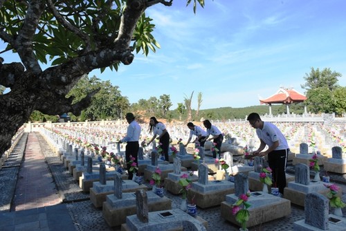 Thanh niên kiều bào dâng hương tưởng niệm các anh hùng liệt sĩ tại Nghĩa trang Liệt sĩ quốc gia Trường Sơn - ảnh 17