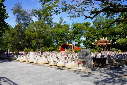 Thanh niên kiều bào dâng hương tưởng niệm các anh hùng liệt sĩ tại Nghĩa trang Liệt sĩ quốc gia Trường Sơn - ảnh 8