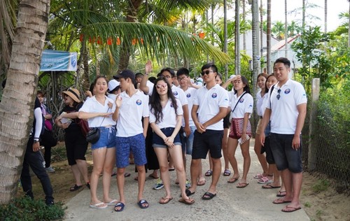 Thanh thiếu niên kiều bào trồng rừng ngập mặn bảo vệ môi trường tại Hội An - ảnh 4